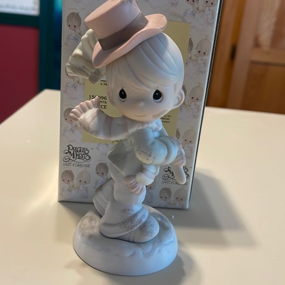 Precious Moments statue - Picture 1 of 4